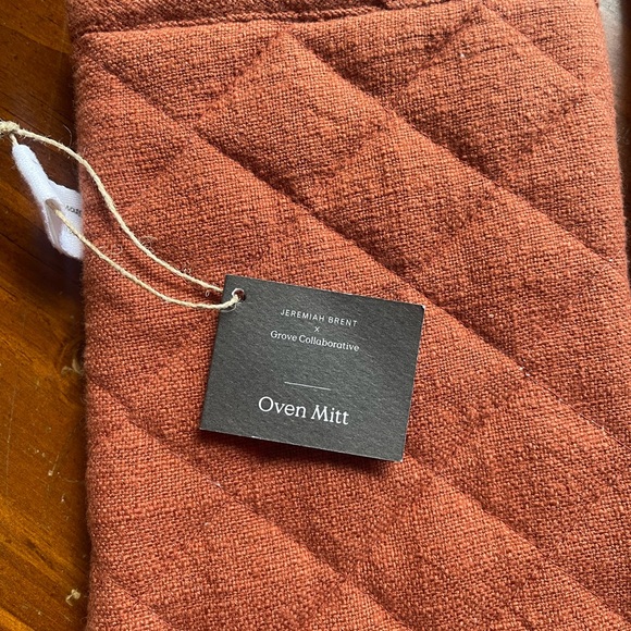 🔥HOT DEAL🔥 NWT/ Quilted Oven Mitts in Rust by Grove Collabritive - Picture 3 of 4